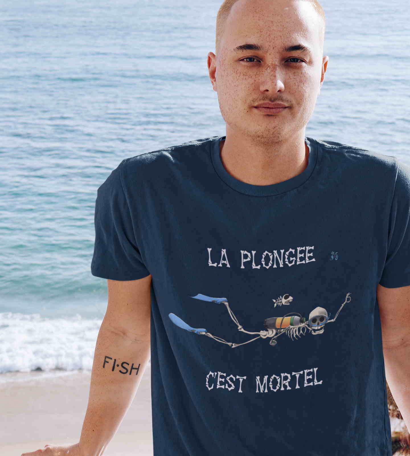 T-shirt bio plongée-Stock : Un squellette plongeur dévoré par un poisson monstre – Image 2