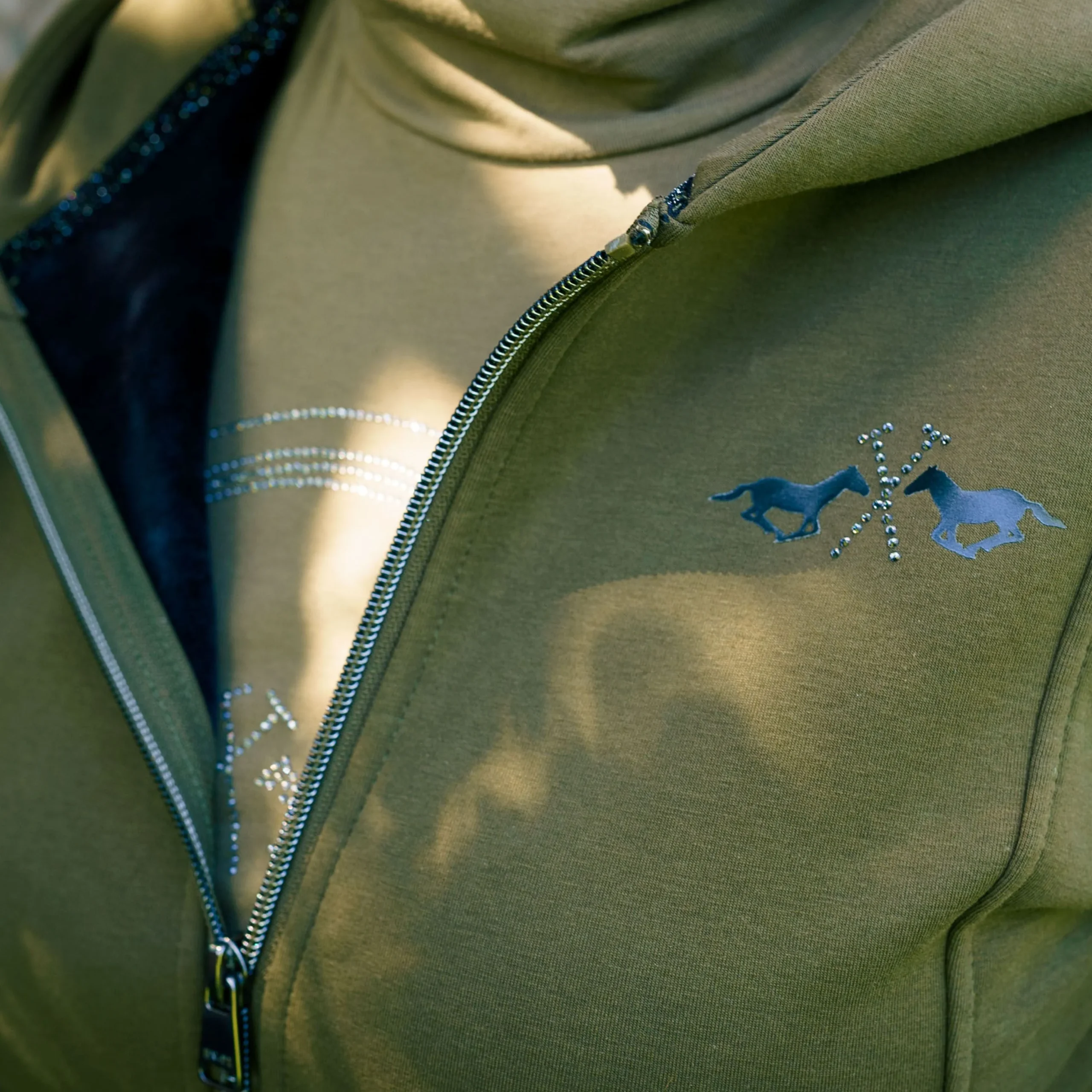 HV Polo - Sweat zippé à capuche femme Deborah kaki – Image 3